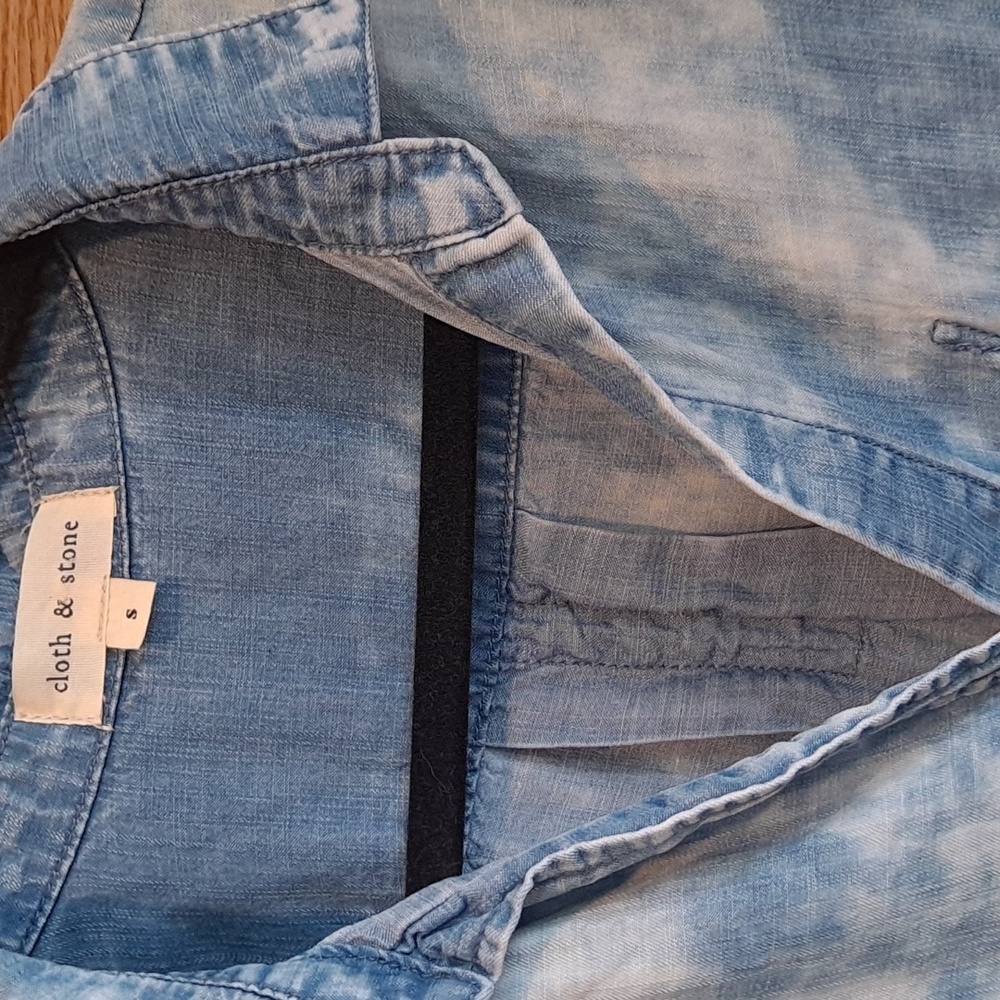Anthropologie Cloth & Stone Blue Tie Dye Chambray Shirt - Picture 5 of 7